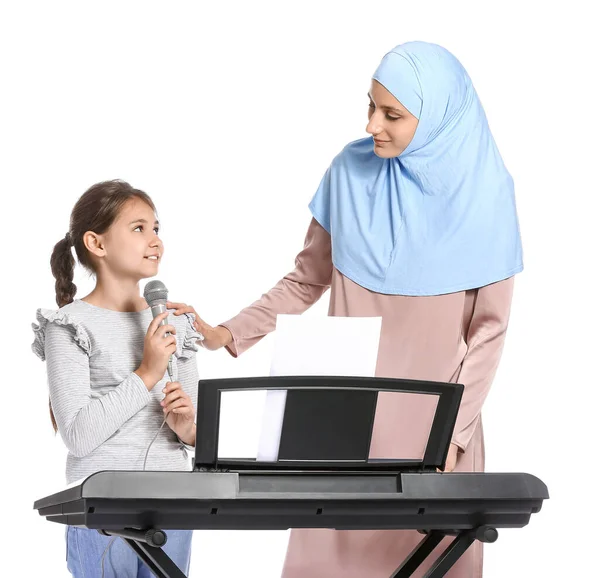 Privater Muslimischer Musiklehrer Unterrichtet Kleines Mädchen Auf Weißem Hintergrund — Stockfoto