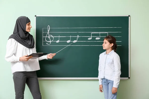 Muslim Music Teacher Giving Lesson School — Stock Photo, Image