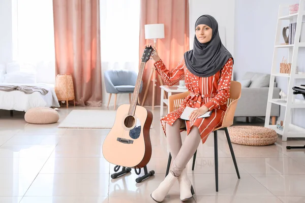 Professor Música Muçulmana Com Guitarra Casa — Fotografia de Stock