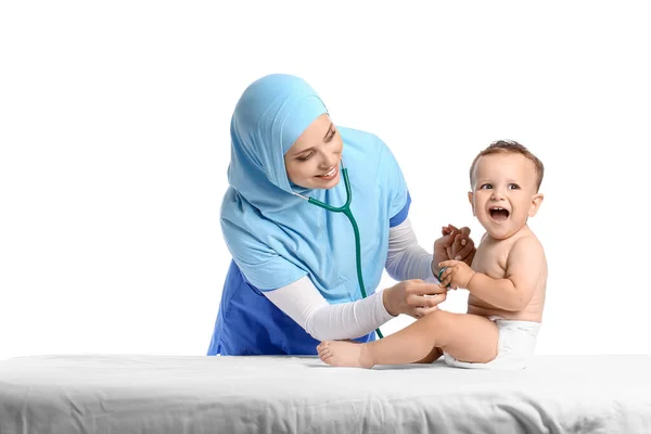 Moslim Kinderarts Onderzoeken Baby Jongen Witte Achtergrond — Stockfoto