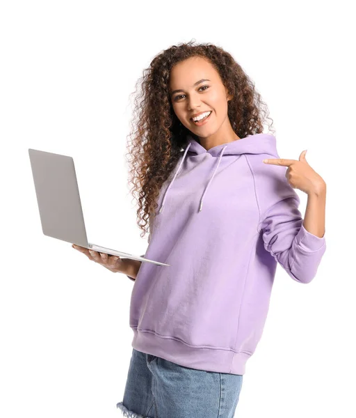 Mooie Jonge Afro Amerikaanse Vrouw Stijlvolle Hoodie Met Laptop Witte — Stockfoto