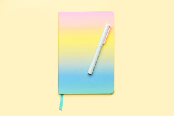 Notebook Pero Žlutém Pozadí — Stock fotografie