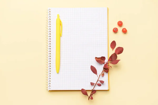 ノートとペンを黄色の背景に — ストック写真