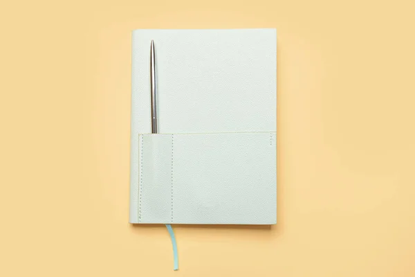 Notebook Pen Gele Achtergrond — Stockfoto