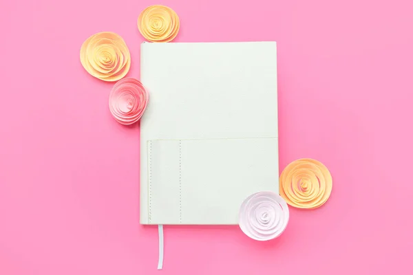 Ноутбук Бумажные Цветы Розовом Фоне — стоковое фото