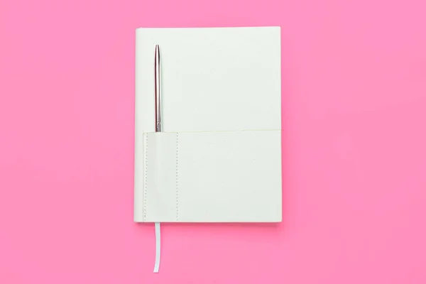 Notebook Pero Růžovém Pozadí — Stock fotografie