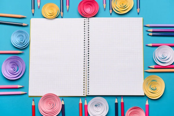 Composição Com Caderno Branco Lápis Flores Papel Sobre Fundo Cor — Fotografia de Stock