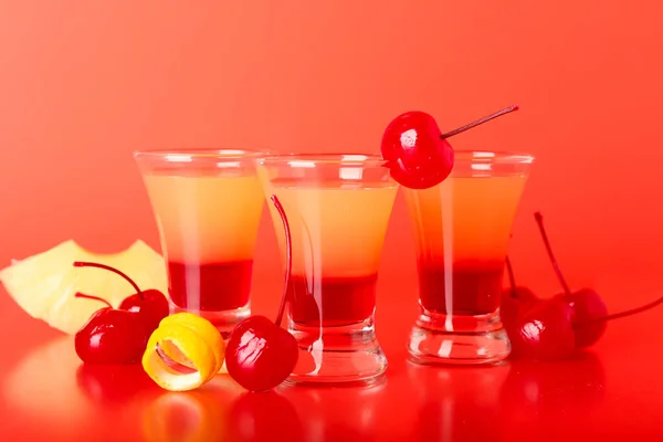 Leckere Pineapple Upside Cake Shots Auf Rotem Hintergrund Nahaufnahme — Stockfoto