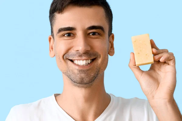 Joven Guapo Con Jabón Sobre Fondo Azul — Foto de Stock