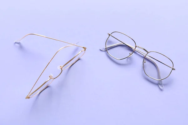 Verschiedene Stilvolle Brillen Auf Fliederfarbenem Hintergrund — Stockfoto