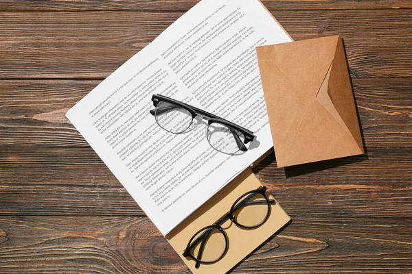 Stilvolle Brille Mit Buch Und Umschlag Auf Holzgrund — Stockfoto