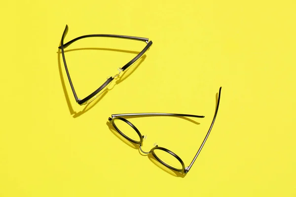 Verschiedene Stylische Brillen Auf Gelbem Hintergrund — Stockfoto