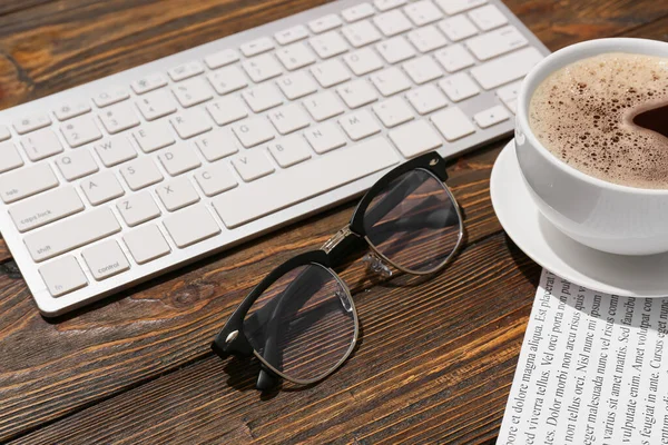 Gözlük Bilgisayar Klavyesi Tahta Arka Planda Bir Fincan Kahve Yakın — Stok fotoğraf