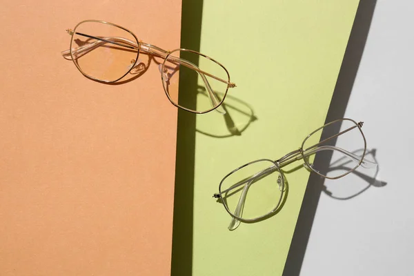 Stilvolle Brille Auf Farbigem Hintergrund — Stockfoto