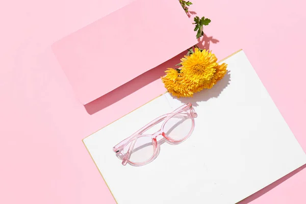 Óculos Elegantes Com Caderno Flores Fundo Rosa — Fotografia de Stock