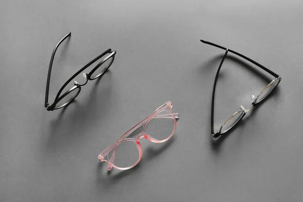 Stilvolle Brille Auf Grauem Hintergrund — Stockfoto