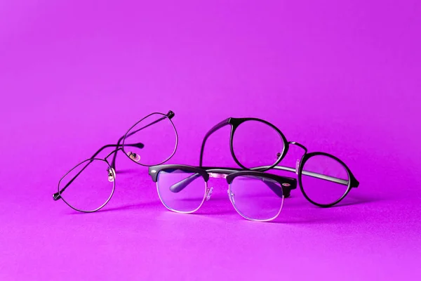 Óculos Elegantes Fundo Roxo — Fotografia de Stock