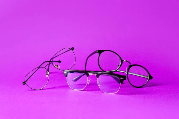 Gafas Con Estilo Sobre Fondo Morado — Foto de Stock