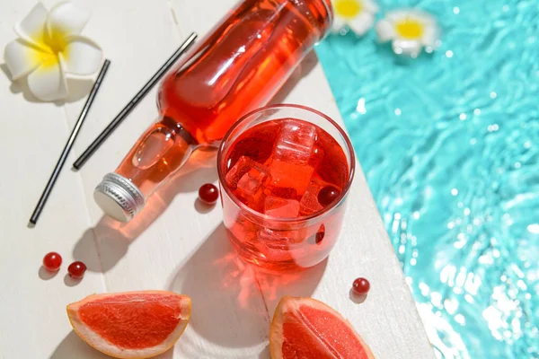 Bottle Glass Fresh Soda Swimming Pool Closeup — Stock Photo, Image