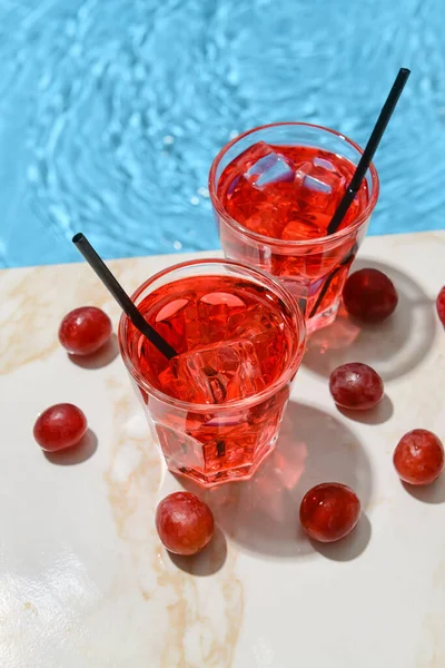 Glasses Fresh Grape Soda Edge Swimming Pool — Stock Photo, Image