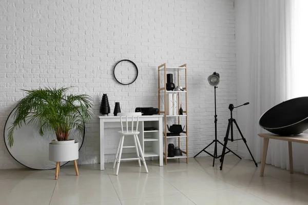 Interiör Modern Fotostudio Med Bekväm Arbetsplats Och Olika Utrustning — Stockfoto