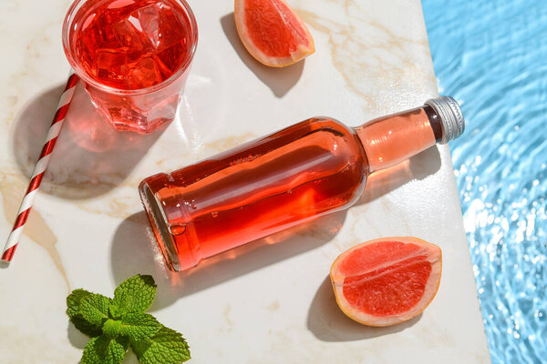 Bottle Glass Fresh Grapefruit Soda Swimming Pool — Stock Photo, Image