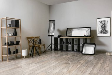 Moda stüdyosunun iç dekorasyonunda farklı modern ekipmanlar.