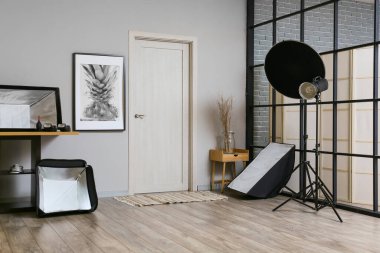 Duvarın yanında farklı profesyonel ekipmanlar var.