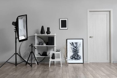Profesyonel ekipmanlı şık bir fotoğraf stüdyosu.