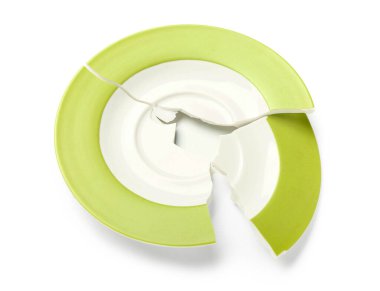 Beyaz zemin üzerinde kırık seramik plaka