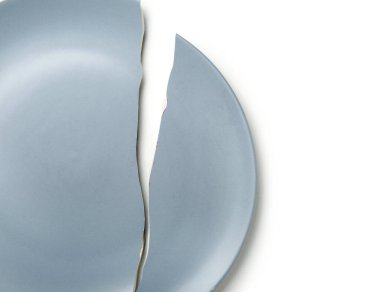 Beyaz arka planda kırık seramik plaka, yakın plan.