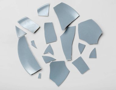 Beyaz zemin üzerinde kırık seramik plaka