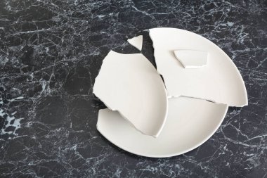 Koyu arkaplanda kırık seramik plaka