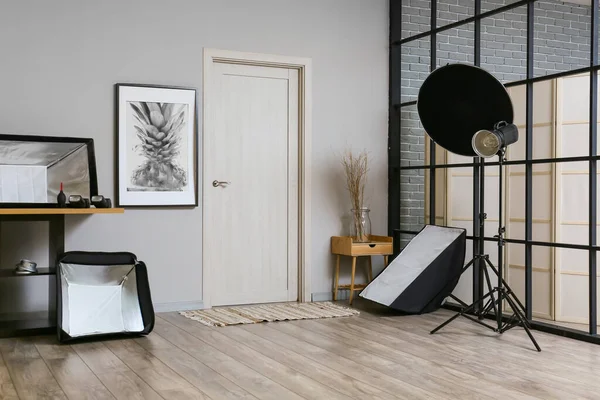 Duvarın yanında farklı profesyonel ekipmanlar var.