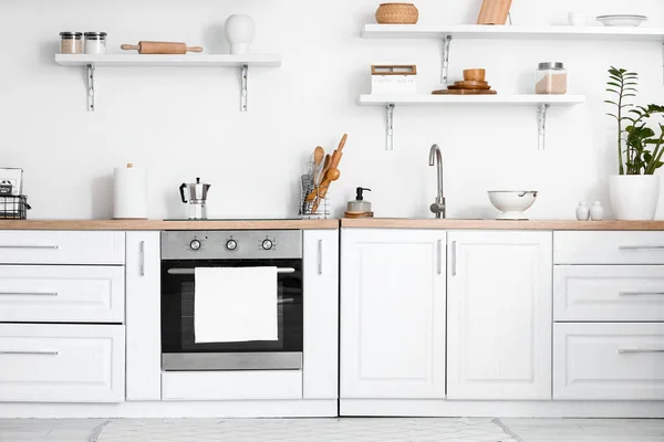 Interior Elegante Cocina Con Estantes Diferentes Utensilios Cerca Pared Blanca — Foto de Stock