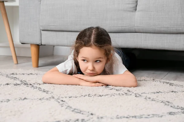 Little Girl Lying Carpet Home — Stock Photo, Image