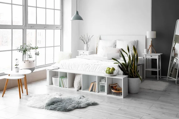 Stijlvol Interieur Van Lichte Slaapkamer Met Comfortabel Bed Moderne Laptop — Stockfoto