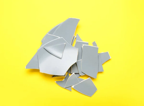 Broken Ceramic Plate Yellow Background — Stock Photo, Image