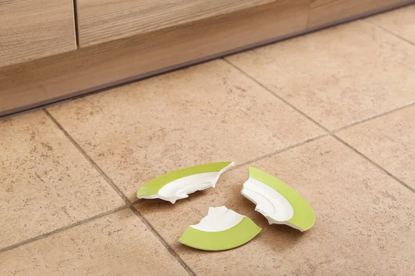 Pieces Broken Ceramic Plate Floor Kitchen — Stock Photo, Image