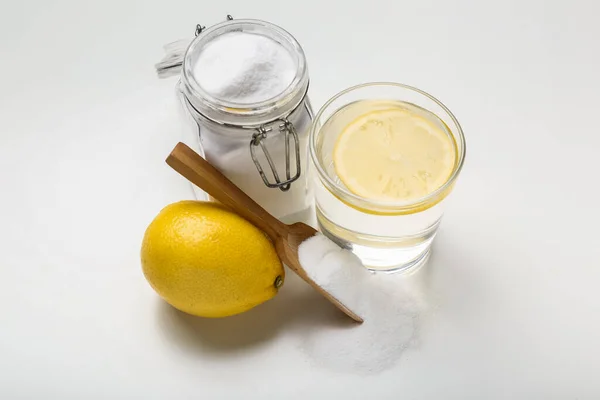 Vaso Agua Frasco Con Bicarbonato Sodio Limón Sobre Fondo Blanco —  Fotos de Stock
