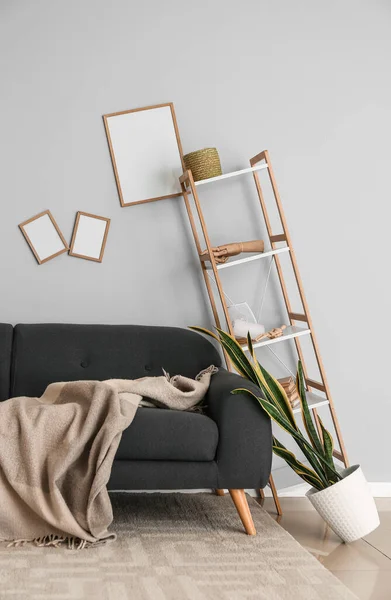 Depremden sonra oturma odası.