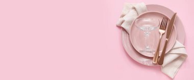 Pembe arkaplanda, metin için alanı olan basit stil tablo ayarı