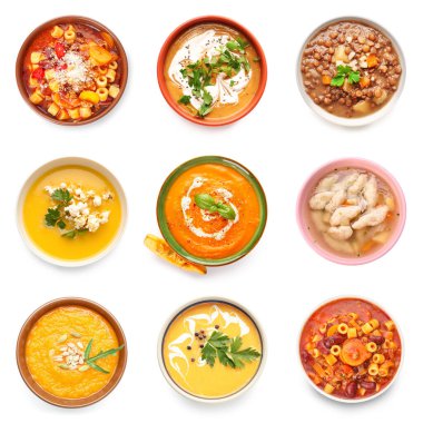 Beyaz arka planda, kâselerde lezzetli çorbalar, üst manzara.