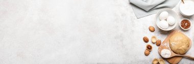 Grunge arkaplan üzerinde ceviz şekilli kurabiyeler hazırlamak için gerekli malzemeler ve metin için boşluk