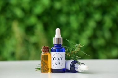 Masada bir şişe CBD yağı var.