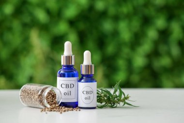 Dışarıdaki masada CBD yağı ve tohumları var.