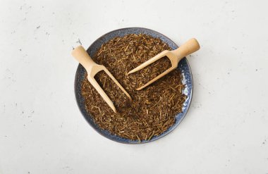 Yeşil hojicha çaylı tabak ve hafif arka planda kepçe