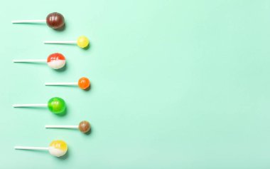 Renk arkaplanında çok farklı lolipoplar