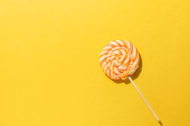 Renkli arkaplanda yuvarlak lolipop