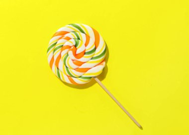 Renkli arkaplanda yuvarlak lolipop